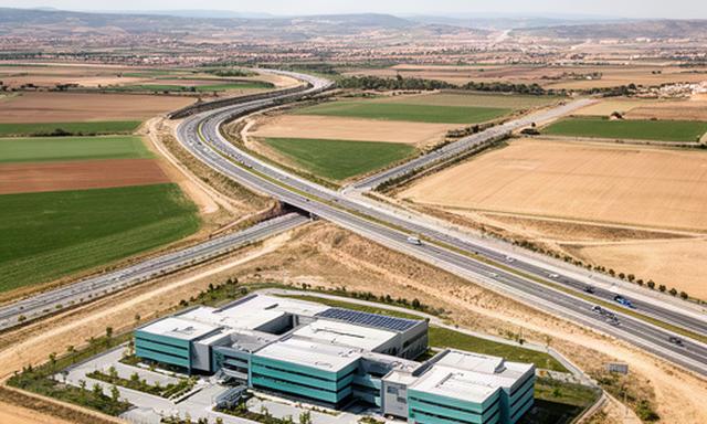 Vista aérea de la ubicación de las oficinas centrales de Quasar Generación Solar S.L. junto a la Autovía Mudéjar en Zuera, Aragón
