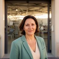 Antnia Canessa, fundadora de Quasar Generación Solar S.L., en la entrada de la planta de Zuera